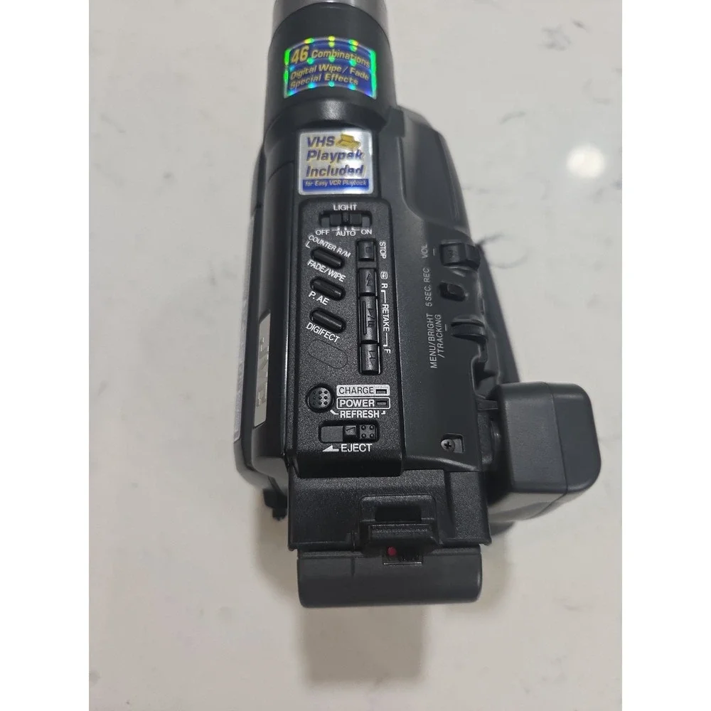JVC GR-AXM230U VHS-C Camcorder 400x LCD Zoom Untested